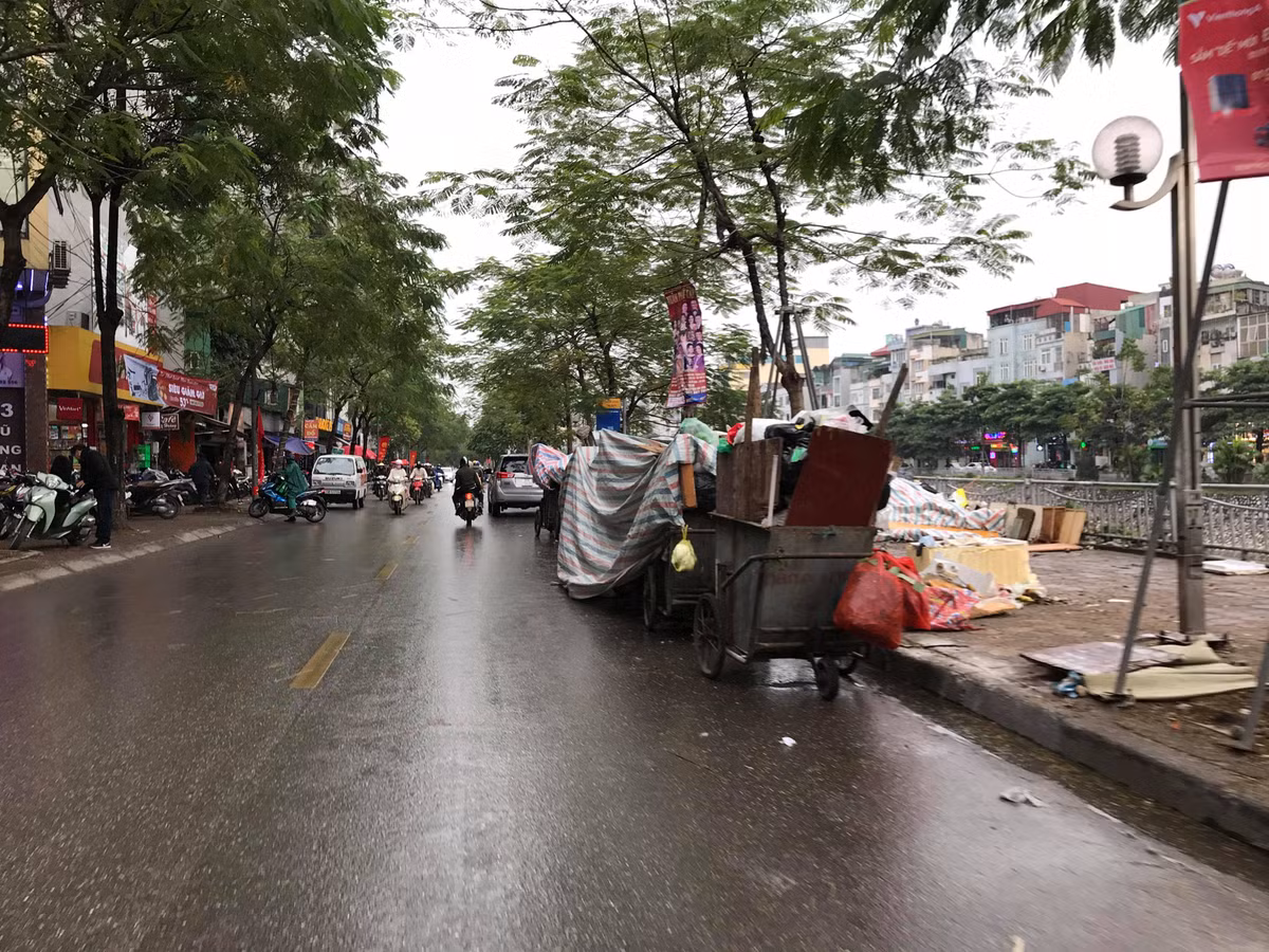 Rác thải vẫn chất đống, xếp dài tại đường Vũ Tông Phan. 