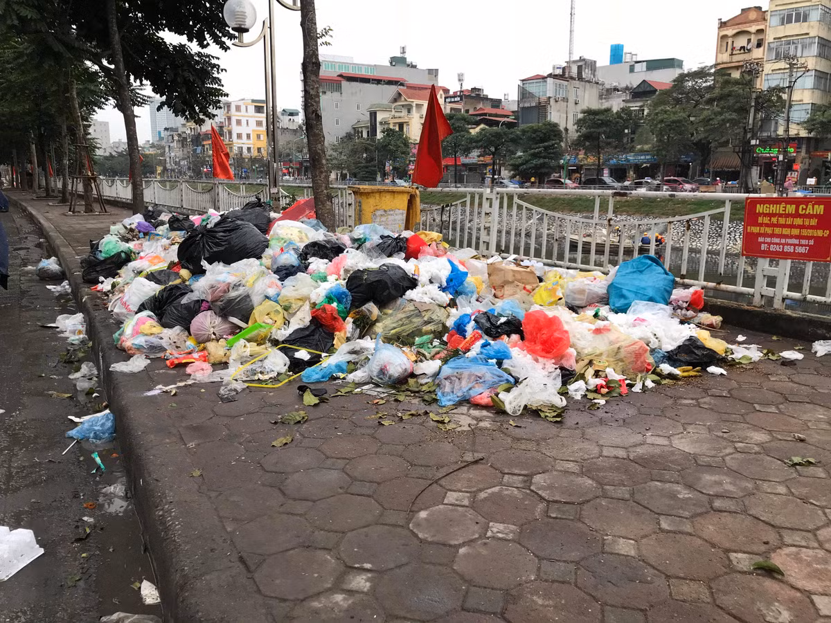 Mặc dù làm việc xuyên đêm gấp rút thu dọn rác thải nhưng với lượng rác tồn đọng trong 4 ngày tại TP.Hà Nội là quá lớn nên một số tuyến phố vẫn diễn ra tình trạng ù ứ rác thải nghiêm trọng. 