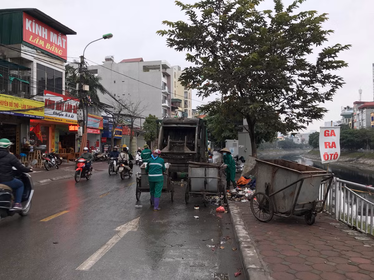 Ngay tối 14/1, công ty TNHH MTV Môi trường Hà Nội đã huy động toàn bộ máy móc, nhân công gấp rút giải quyết rác thải tồn đọng. Các nhân công đều tăng ca làm việc xuyên ngày đêm để thu gom rác. 