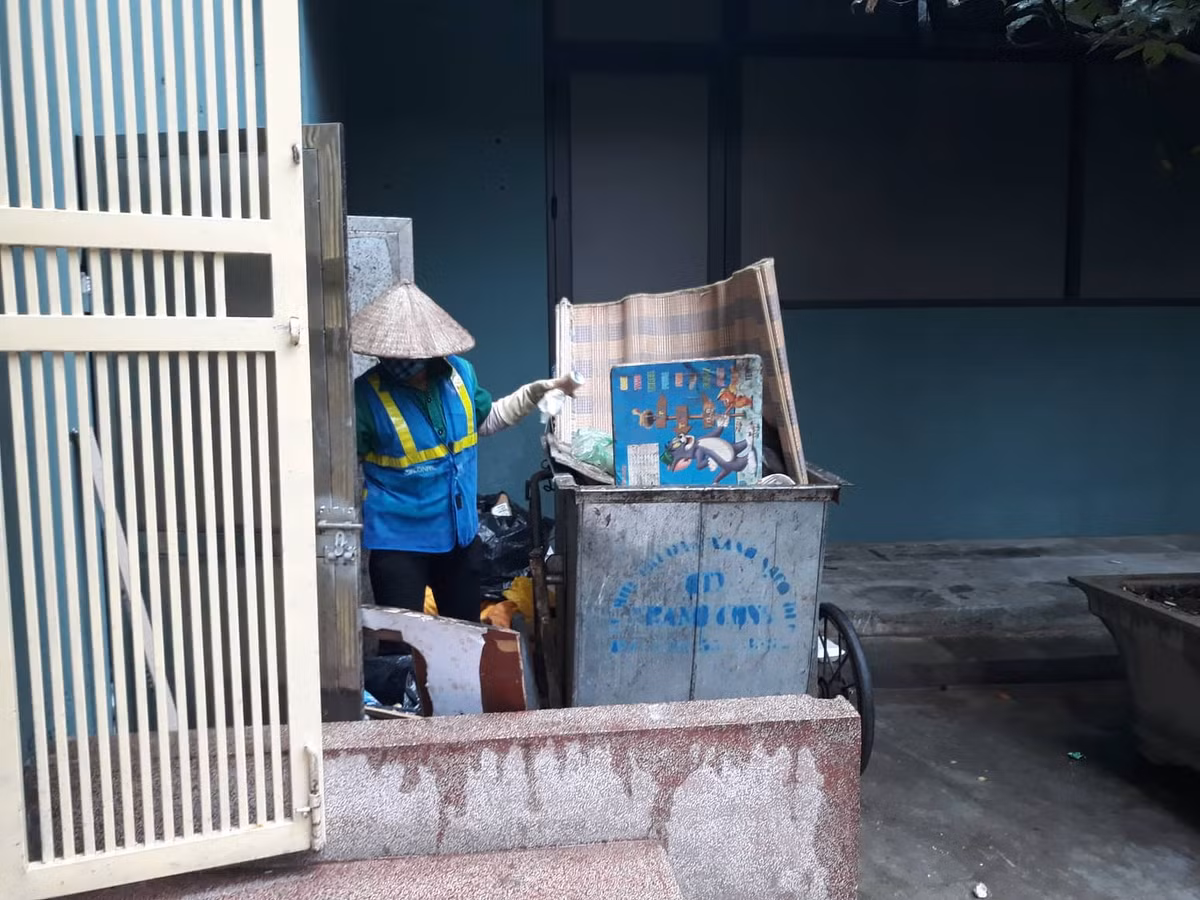 Hầu như tất cả các công nhân vệ sinh môi trường đều phải tăng ca, làm việc xuyên đêm. Chị Nhung một công nhân chia sẻ: "Tôi làm từ chiều qua, làm xuyên đêm nhưng lượng rác tồn đọng quá nhiều còn khoảng gần chục xe nữa mới xong". 