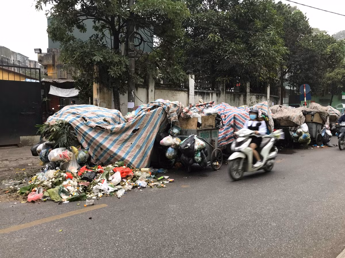 Trước đó người dân các xã Nam Sơn, Bắc Sơn và Hồng Kỳ (huyện Sóc Sơn) tập trung tại 2 con đường dẫn vào Trung tâm xử lý chất thải rắn Nam Sơn. Người dân dựng lán chặn các xe rác không cho đổ rác vào bãi xử lý khiến cho Hà Nội xảy ra tình trạng rác thải ùn ứ nghiêm trọng. Rác thải tràn ngập TP.Hà Nội sau nhiều ngày người dân chặn lối vào bãi rác Nam Sơn. 