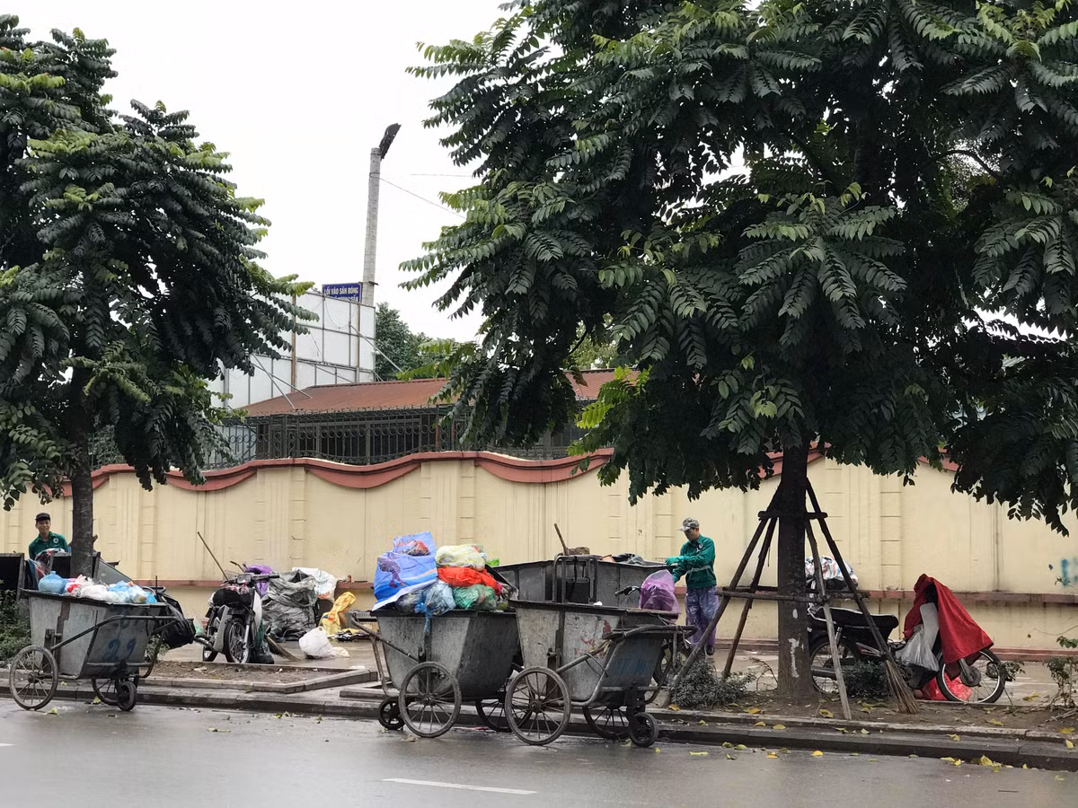 Trên các tuyến phố Lê Trọng Tấn, Kim Giang, Vũ Tông Phan... công nhân vẫn đang gấp rút thu gom rác thải. 