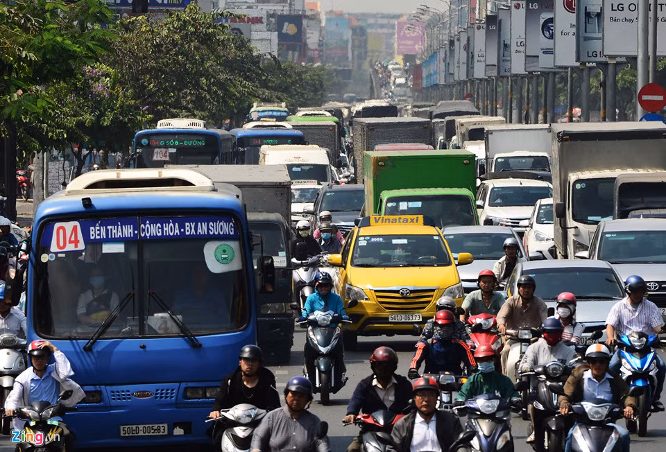 Tuyến đường Cộng Hòa vào trung tâm thành phố và sân bay Tân Sơn Nhất từ cửa ngõ tây bắc này luôn trong tình trạng tầng tầng, lớp lớp xe buýt, xe khách, ôtô tải, taxi, xe máy chen chúc nhau. Đoạn đường thường xuyên xảy ra ùn tắc kéo dài khi các loại xe tải được phép lưu thông vào sau 9h sáng, nối đuôi nhau đổ vào cùng lúc. 