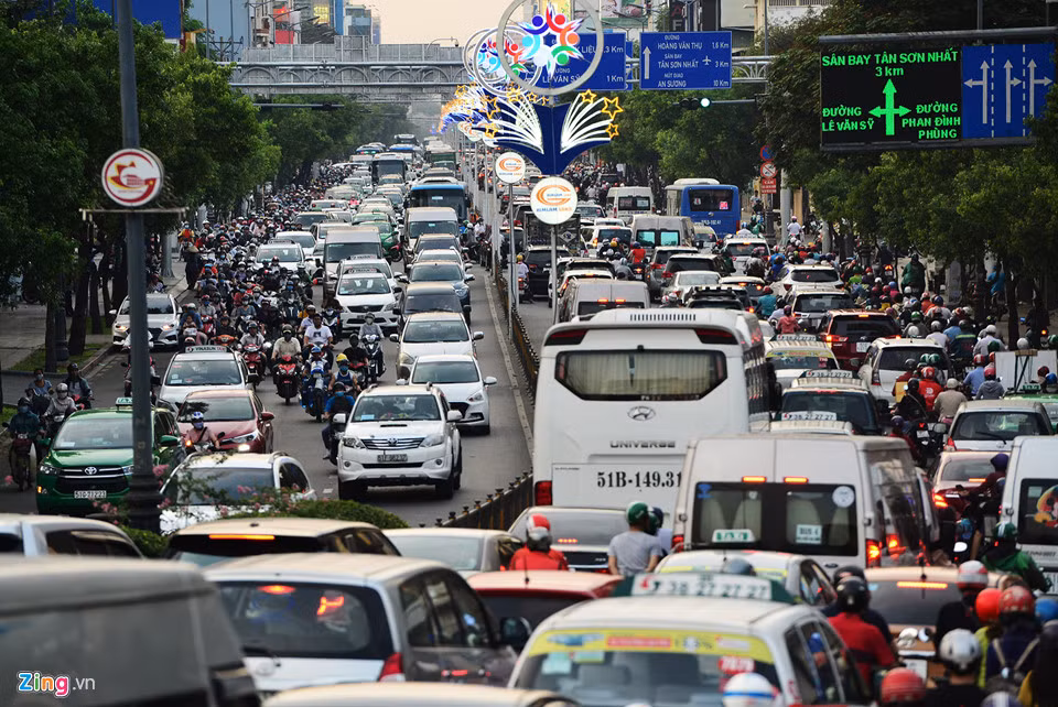 Đường Nguyễn Văn Trỗi từ cầu Công Lý hướng vào sân bay Tân Sơn Nhất và ngược lại luôn đặc kín xe cộ trong những ngày qua.
