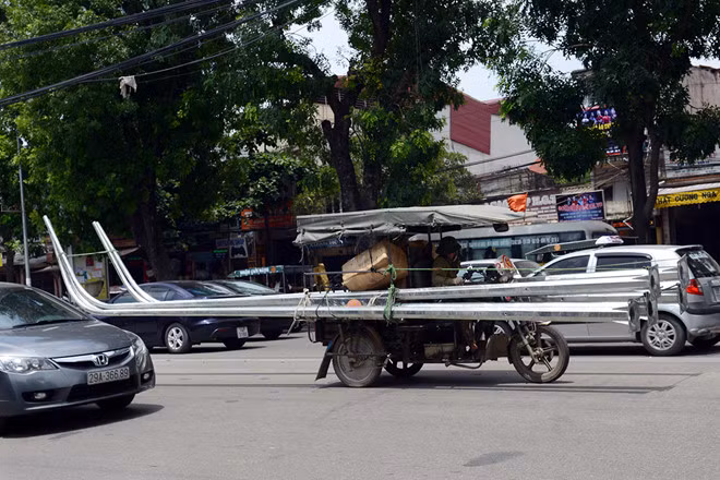 Riêng đối với xe 3, 4 bánh do thương binh, người khuyết tật trực tiếp điều khiển đang sử dụng làm phương tiện kinh doanh chở hàng và chở người, được phép tạm thời hoạt động đến hết ngày 1/1/2022. Thành phố sẽ có chính sách hỗ trợ để chuyển đổi nghề nghiệp cho thương binh đang sử dụng phương tiện trên”.