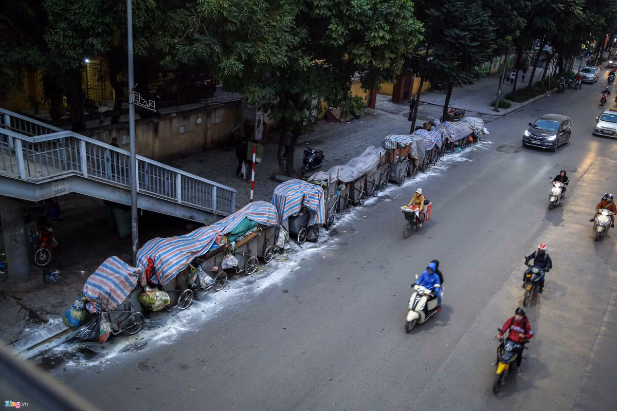Hình ảnh xe gom rác bị dồn ứ xếp dài hàng chục mét ven đường như thế này xuất hiện ở nhiều nơi.