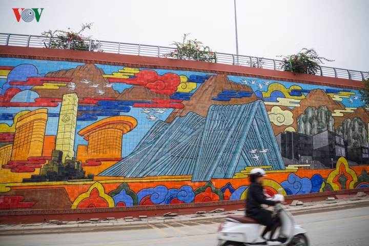 Những công trình kiến trúc tiêu biểu của Quảng Ninh như Cổng tỉnh, Bảo tàng thư viện, Cột đồng hồ, mũi Sa Vỹ… trong cùng một góc nhìn, thể hiện quá trình khởi tạo, dựng xây và phát triển của vùng đất ven bờ di sản Hạ Long.