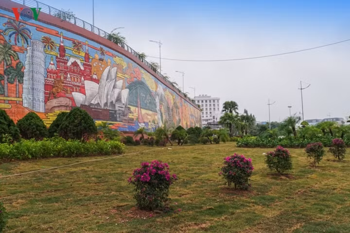 Dưới chân bức phù điêu là công viên với thảm cỏ xanh, cây hoa cảnh rực rỡ tạo cảnh quan đẹp cho tuyến đường du lịch của thành phố.