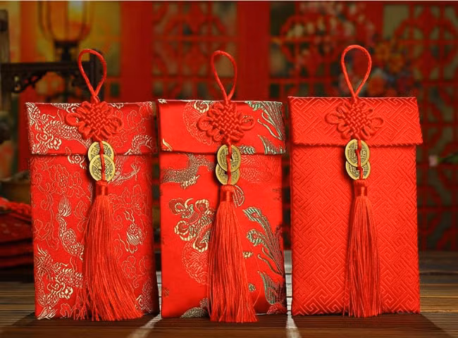 Điểm đặc biệt của bao lì xì này là có thể sử dụng lâu dài và đựng nhiều vật dụng nhỏ khác trong bao mà không sợ bị rách. Loại bao lì xì này giá khá cao, dao động từ 35.000 – 50.000 đồng/chiếc.
