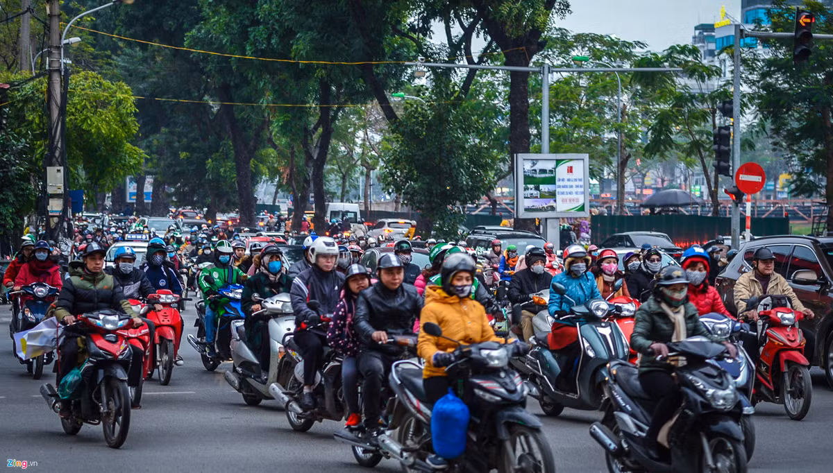 Vào giờ cao điểm, tình trạng ùn tắc giao thông thường xuyên xảy ra tại con đường này.