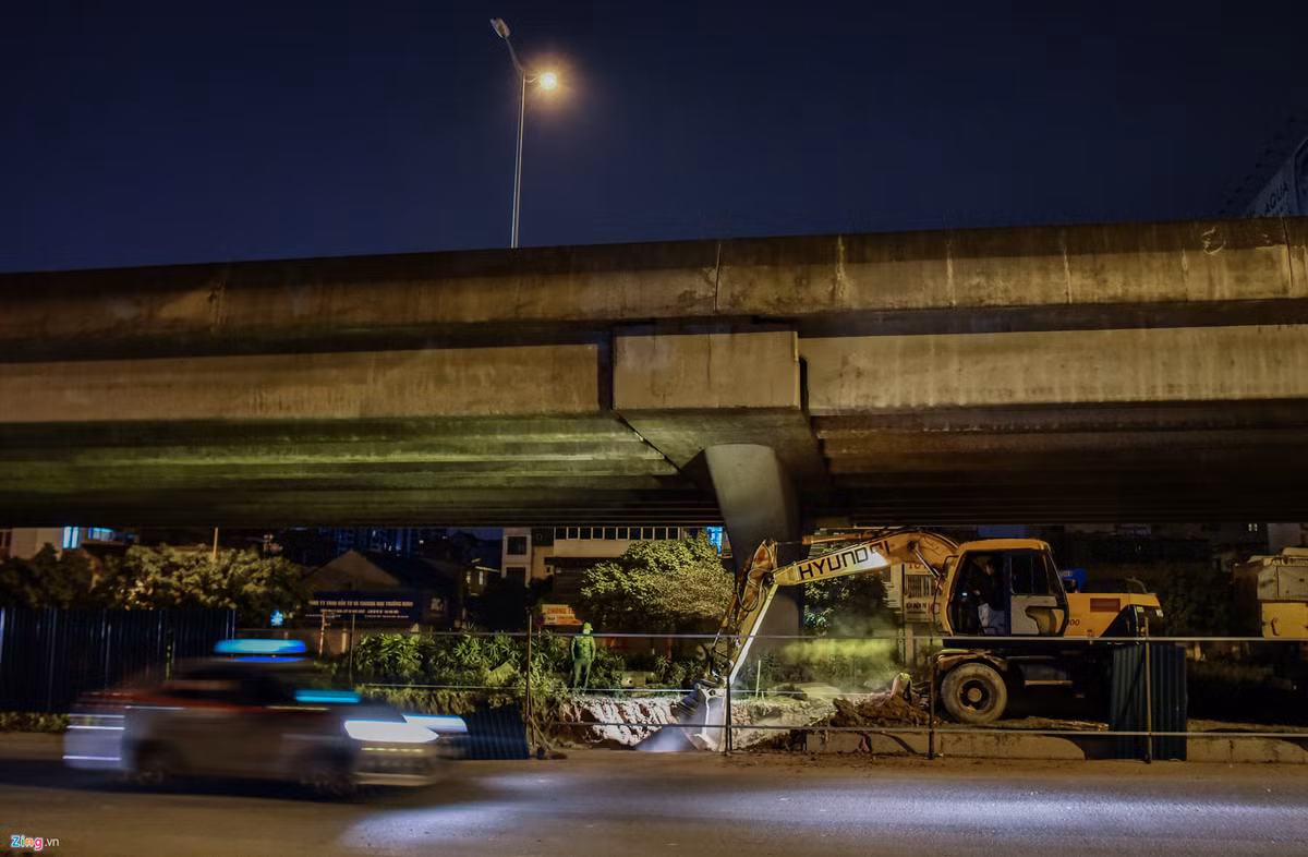 Những ngày qua, công nhân thuộc các công ty công trình giao thông Hà Nội rào chắn và xén dải phân cách dưới gầm cầu cạn để mở rộng đường tại phố Nguyễn Xiển hướng đi cầu vượt Mai Dịch.