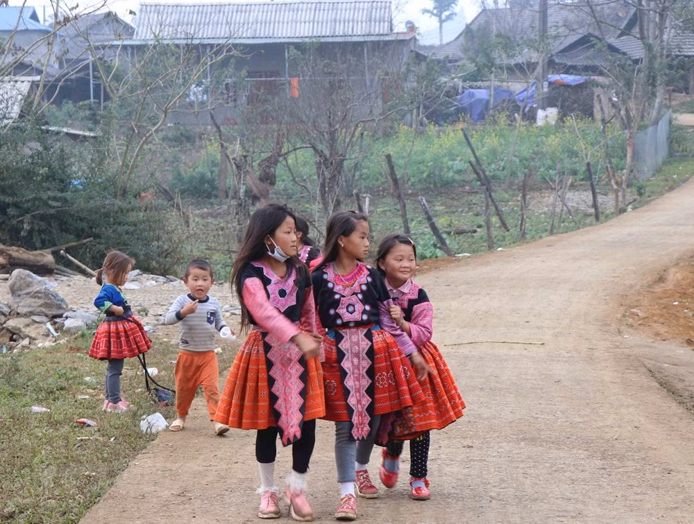 Trẻ em dân tộc Mông ở thị trấn Nông trường Mộc Châu, huyện Mộc Châu, tỉnh Sơn La, vui chơi trong ngày Tết.
