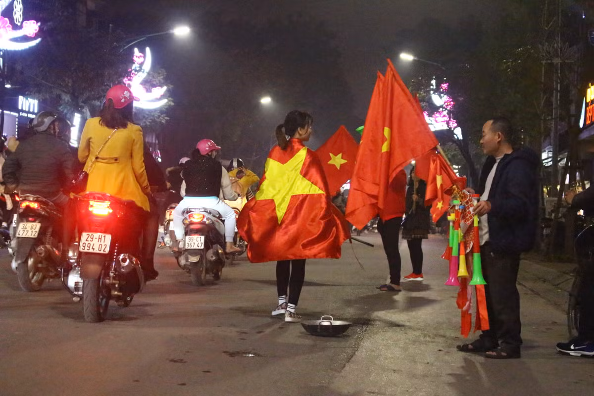 Hò hét thôi chưa đủ, người hâm mộ còn kéo theo cả chảo để tạo thêm tiếng vang hòa chung không khí náo nhiệt mừng chiến thắng.