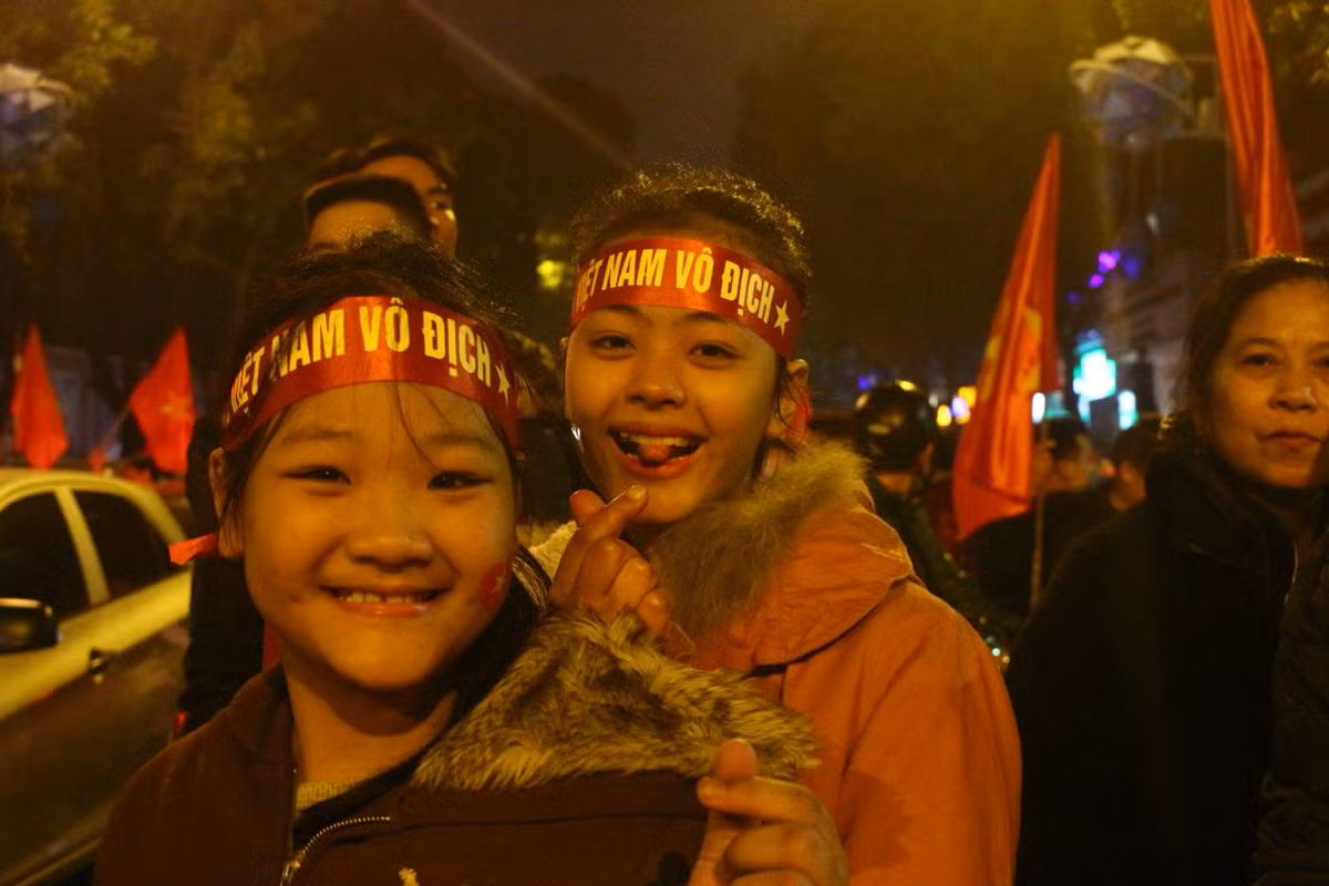 Hai bạn trẻ trên phố Hàng Bài.
