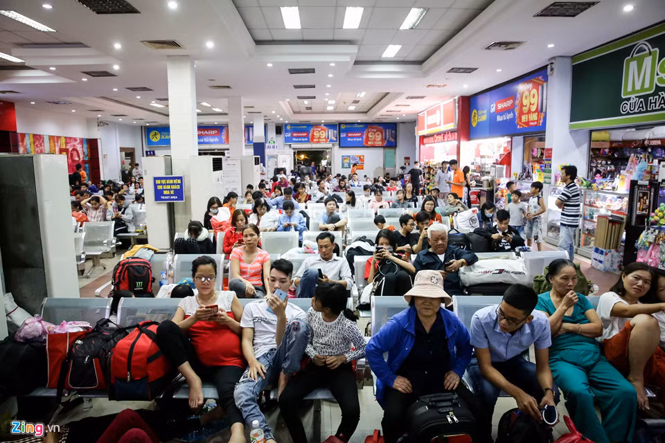 Ga Sài Gòn đã trở nên đông nghịt vì hành khách chờ đợi tàu. Ngành đường sắt đã huy động tối đa lực lượng, phương tiện khẩn trương sửa chữa để khắc phục sự cố. Dự kiến, rạng sáng mai, các chuyến tàu sẽ hoạt động trở lại bình thường.