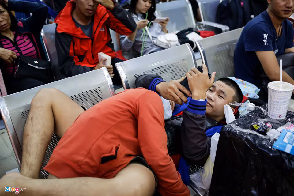 Tại khu vực ghế chờ trong sảnh, tình hình cũng không khá khẩm hơn khi hành khách mệt mỏi nằm ngủ ngay trên ghế. Một số hành khách kiến nghị ga Sài Gòn nên cấp thức ăn, nước uống trong thời gian chờ đợi như các hãng hàng không. 