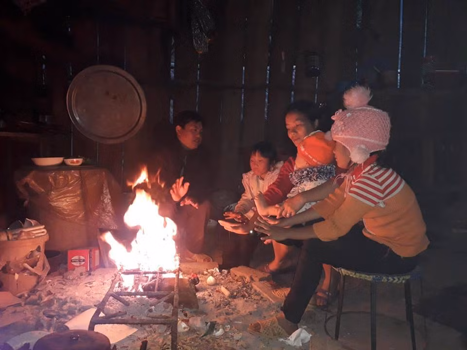 Gia đình quây quần bên bếp lửa tránh rét