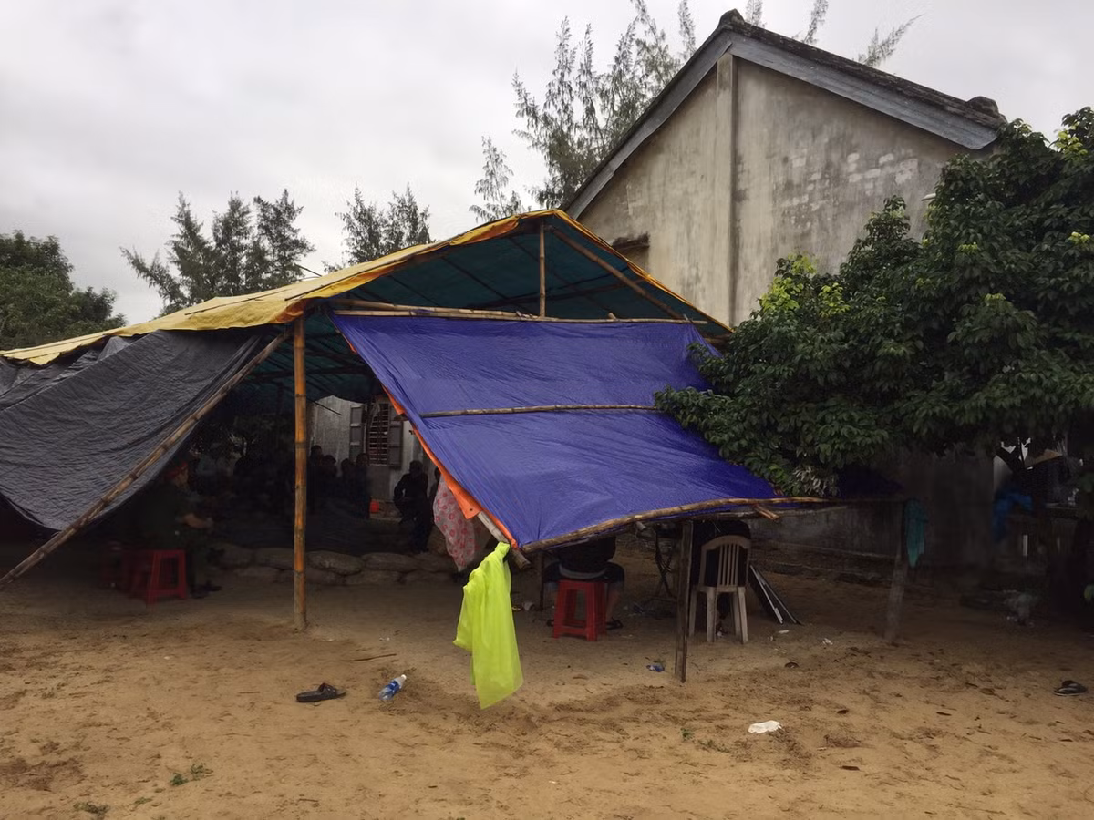 Tại khu vực nhà ông Tưởng một sới gà di động được mở ra cho các con bạc sát phạt.