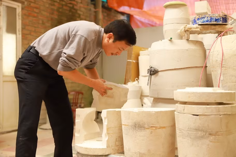 Khuôn phải chuẩn đến từng chi tiết nhỏ để nặn hình nào cũng có hồn giống nhau.