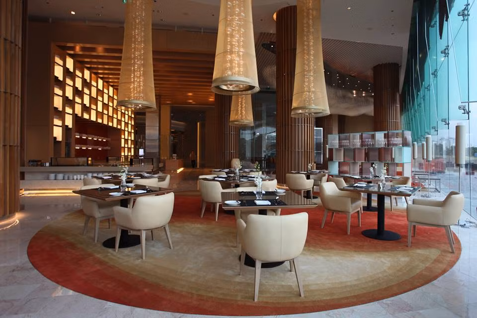 Marriott có đầy đủ các điều kiện lưu trú lý tưởng đáp ứng yêu cầu 5 sao của CLB Man City như: phòng tập thể dục, bể bơi, khu vực nhà hàng Âu- Á, an ninh tách biệt… Hình ảnh một khu nhà hàng trong khách sạn.