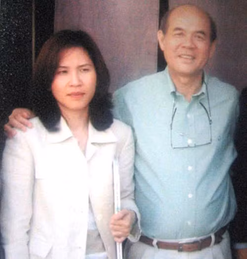Không chỉ vậy, tại An Thành, huyện Kế Sách (Sóc Trăng) ông Khuân có đến 4 thửa đất rộng trên 30.000 m2. Ảnh: đại gia thủy sản và con gái - Nguồn: Báo lao động.