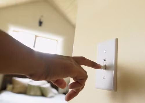Tắt mọi công tắc đèn và đèn bàn chỉ chừa lại một đèn, để biết được khi nào có điện trở lại. Nếu điện vẫn chưa có trở lại, khi đi ngủ, hãy bật đèn ngủ để không đánh thức bạn dậy kiểm tra các thiết bị trong nhà. Ánh đèn dịu sẽ không gây cảm giác giật mình cho bạn.