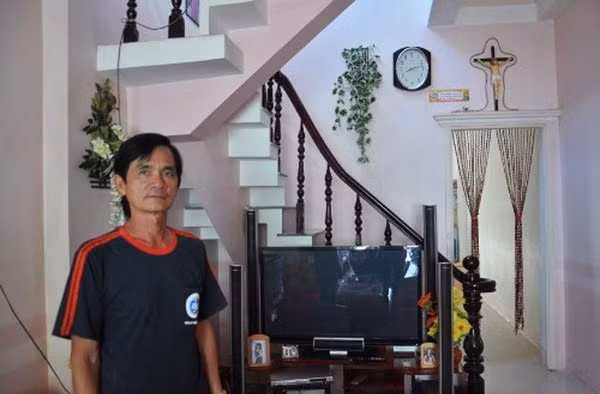 Sau khi nổi tiếng và kiếm nhiều tiền, Ngọc Trinh khiến dư luận chú ý khi cô xây một căn nhà tầng khang trang cho bố mẹ ở Trà Vinh. Hàng tháng, cô chu cấp 10 triệu đồng cho gia đình, hỗ trợ chị gái kinh doanh.