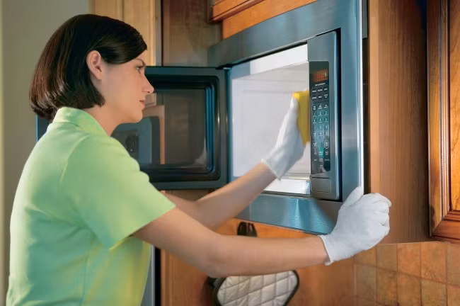 Các thiết bị điện bị ngấm nước phải được lau, sấy cho đến khi khô mới được sử dụng. Khi người hoặc chân tay bị ướt không tiếp xúc với điện. Khi thấy dây dẫn điện bị đứt, các thiết bị điện bị đổ hoặc thấy nguy cơ mất an toàn thì không lại gần.