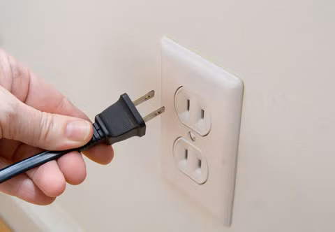 Rút phích nguồn điện kết nối với các thiết bị điện gia dụng (không cần thiết sử dụng). Đặc biệt là nguồn điện kết nối với tivi để đảm bảo không xảy ra cháy chập khi có sét đánh.