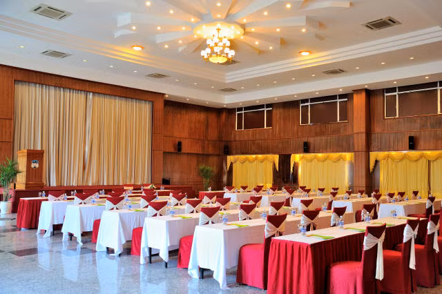 Phòng hội nghị có sức chứa lớn.