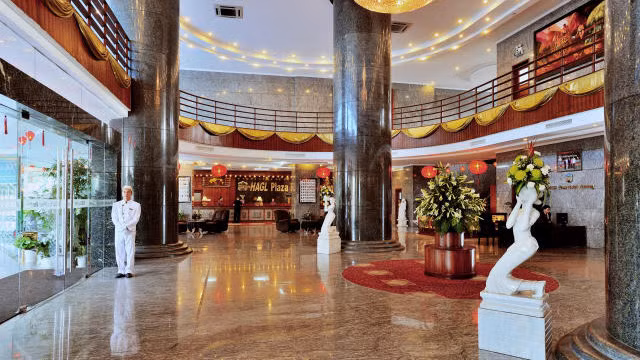 Ngoài ra, khách sạn còn được trang bị nhiều tiện nghi như hệ thống nhà hàng, bar café, phòng tiệc hiện đại và các phòng hội nghị rộng rãi với mạng internet không dây thuận tiện.