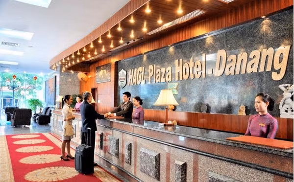 Sảnh vào khách sạn được trang trí sang trọng. Khách sạn có 4 loại phòng phục vụ những nhu cầu khác nhau của du khách gồm phòng Superior, Deluxe, Premier Deluxe và Executive Suites.