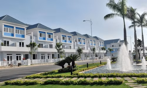 Đặc biệt, anh sở hữu nhiều cổ phần của những công ty BĐS lớn. Trong đó, có thời điềm, theo báo cáo tình hình quản trị của Công ty Cổ phần Đầu tư Kinh doanh nhà Khang Điền (KDH), Lý Hùng sở hữu 22.000 cổ phiếu KDH.