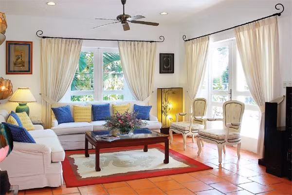 Nội thất bên trong căn nhà được bài trí nhẹ nhàng, sang trọng và tinh tế.
