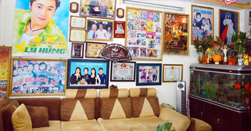 Tại thời điểm chụp những bức hình này, phòng khách trong nhà Lý Hùng treo nhiều bằng khen, giải thưởng của các thành viên trong gia đình. Ngoài ra, có khá nhiều poster, hình ảnh trong các bộ phim mà Lý Hùng đã đóng hoặc hãng phim Lý Huỳnh của gia đình anh sản xuất.