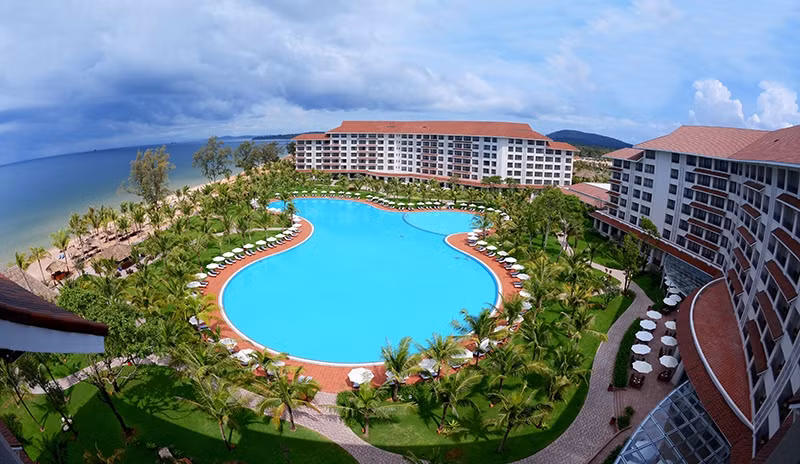 Ngoài dự án trên, Vingroup còn đẩy mạnh tiến độ thực hiện một loạt các dự án bất động sản nghỉ dưỡng tại Phú Quốc và Nha Trang: Vinpearl Bãi Dài tại Cam Ranh (Khánh Hòa) 26ha với tổng mức đầu tư lên tới 1272 tỷ đồng.
