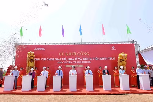 Vị tỷ phú đầu tư 19.000 tỷ đồng cho dự án đảo Vũ Yên.Quy hoạch khu vực này thành khu đô thị sinh thái bao gồm các biệt thự sinh thái, sân golf 36 lỗ, khu vui chơi giải trí và công viên sinh thái. Ảnh lễ khởi công dự án.