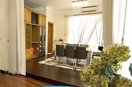Nội thất hiện đại nổi bật trong căn phòng với tông màu trắng chủ đạo.