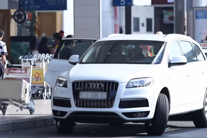Không chỉ có nhà đẹp mà nữ diễn viên còn sở hữu xe sang dòng SUV hạng sang Audi Q7 ước tính hơn 3 tỷ. Trước đó, cô cũng từng gắn bó với dòng xe Mercedes . Trương Ngọc Ánh cũng là đại sứ thương hiệu của dòng Audi Q7 tại Việt Nam. Mẫu xe cô mua thuộc phiên bản 2013 mới được Audi Việt Nam đưa về nước.