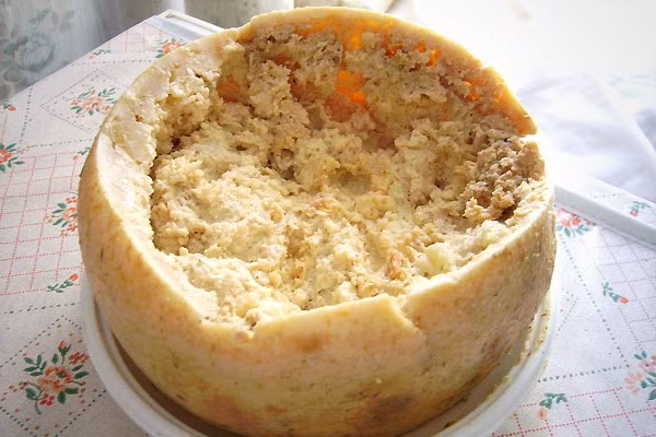 Là một trong những loại đặc sản quý hiếm ở vùng Sardinia (nước Ý), pho mai hỏng - Casu marzu được cách chế biến khá kinh dị. Loại phô mai này có công đoạn phơi 2-3 tháng để ruồi Piophila (loại ruồi khoái pho mát vùng Sardinia) đẻ trứng vào trong.