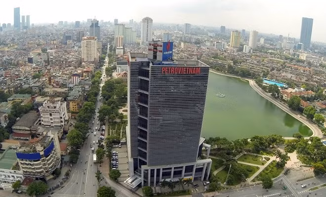Tòa nhà dầu khí nằm tại vị trí khá đắc địa, gần trục đường Láng Hạ, Thái Hà (Hà Nội). Được xây dựng 19 tầng, với tổng diện tích xây dựng 25.000 m2, diện tích sử dụng 17.000 m2, tòa nhà được đưa vào sử dụng năm 2007.