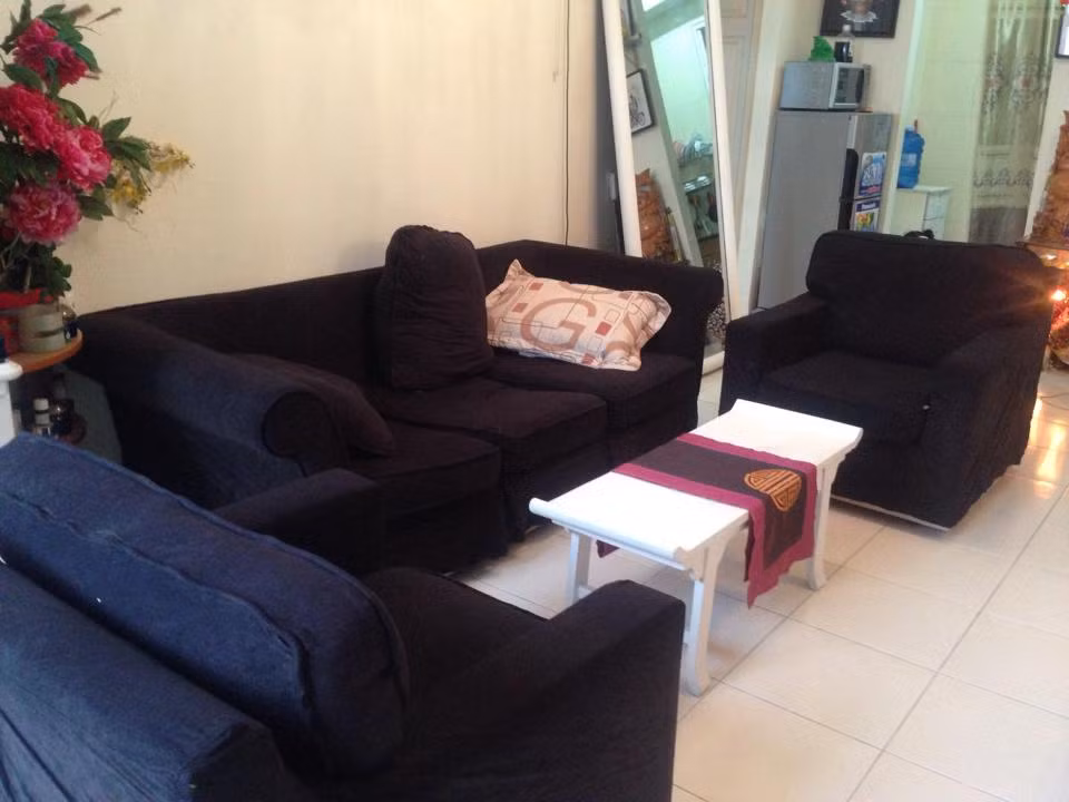 Được coi là người khá giàu có trong showbiz Việt, nhưng những lần "khoe" nhà, nhiều người không khỏi ngạc nhiên khi nội thất trong nhà cô người mẫu này khá giản dị. Không quá màu mè và cầu kì, phòng khách nhà Phi Thanh Vân lấy màu trắng làm chủ đạo, bộ salon tối màu nổi bật hơn cả.