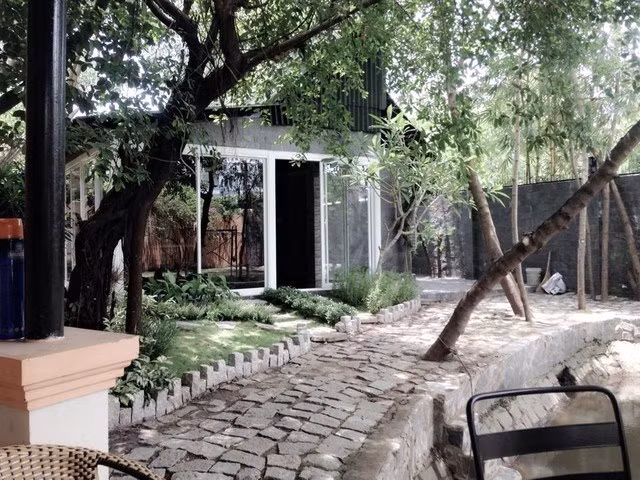 Không gian sống được bao phủ bởi hồ nước, cây xanh khá thoáng đãng và yên tĩnh.