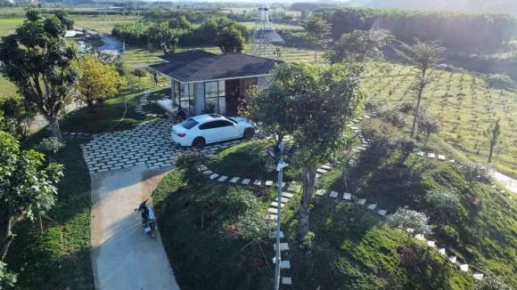 Dần dần, cặp vợ chồng đã lên ý tưởng xây dựng một ngôi nhà vườn trên đồi, bao quanh là các loại hoa, cây ăn quả.