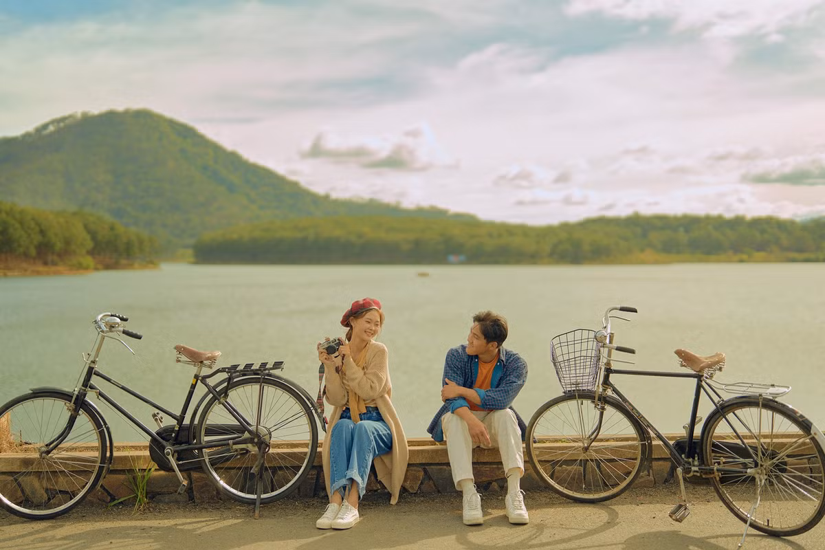 Nhân vật chính của bộ ảnh là bạn Huỳnh Văn Lộc (sinh năm 1995, hiện làm kinh doanh) và Quách Thị Hồng Ánh (sinh năm 2001, hiện làm mẫu ảnh). Cặp đôi trẻ đã chọn đường ray Trần Quý Cáp, đường An Sơn và đập tràn Hồ Tuyền Lâm ( Đà Lạt) để ghi lại những khoảnh khắc bình dị.
