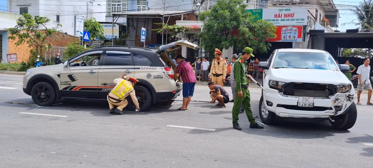 Công tác cứu hộ và khám nghiệm hiện trường đang được triển khai.