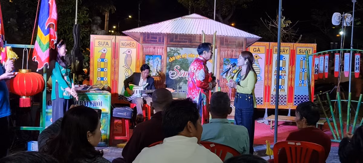 Một tiết mục hô hát Bài chòi tại Lễ hội.
