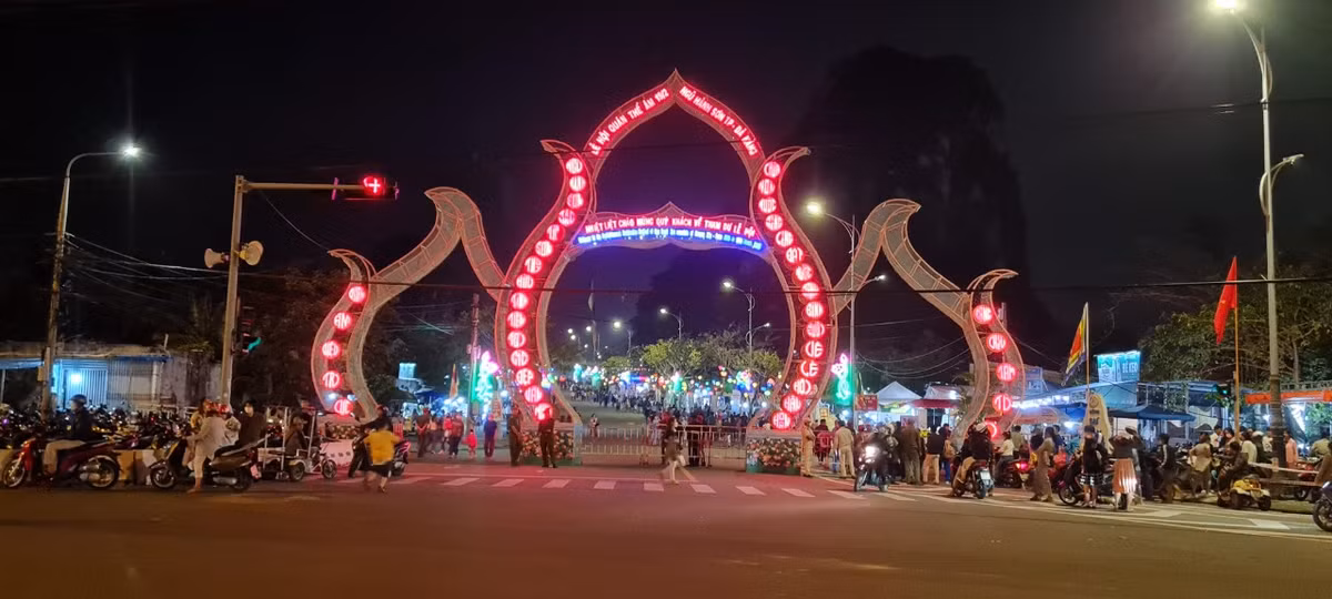  Lễ hội Quán Thế Âm năm nay chính thức diễn ra trong 3 ngày, từ ngày 08-10/3/2023 (nhằm các ngày 17, 18 và 19/02 Âm lịch).