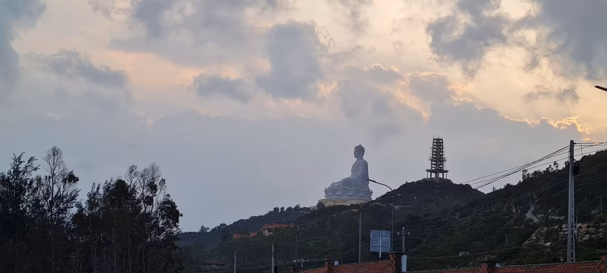 Xa xa là tượng Phật ngồi từng được xem là lớn nhất Đông Nam Á, tọa lạc trên đỉnh núi Bà.