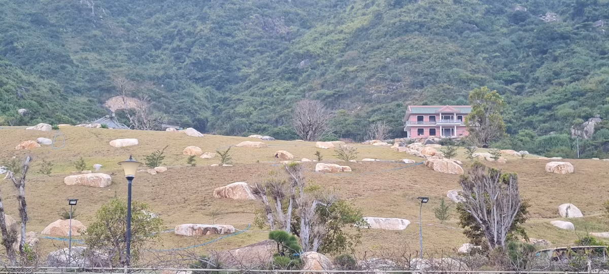 Bên này là dãy núi Bà hùng vĩ và oai nghiêm.
